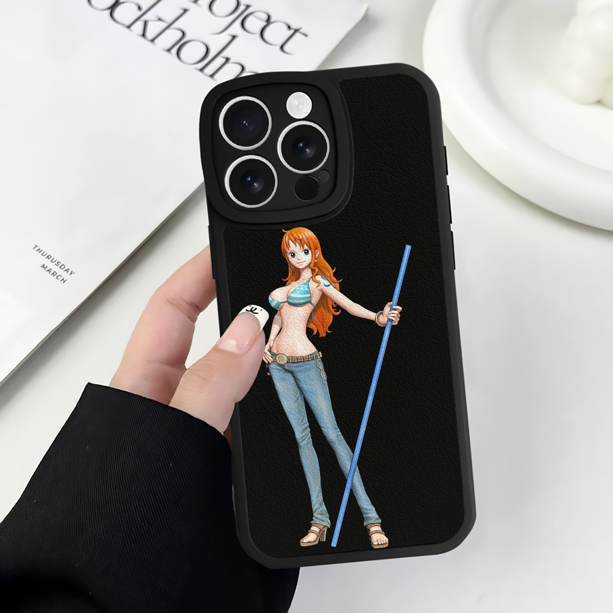 （画像用） ワンピース ナミ ONE PIECE Nami 【iPhone 16シリーズ対応】シリコンスマホケース（レザー調） 材質：シリコン